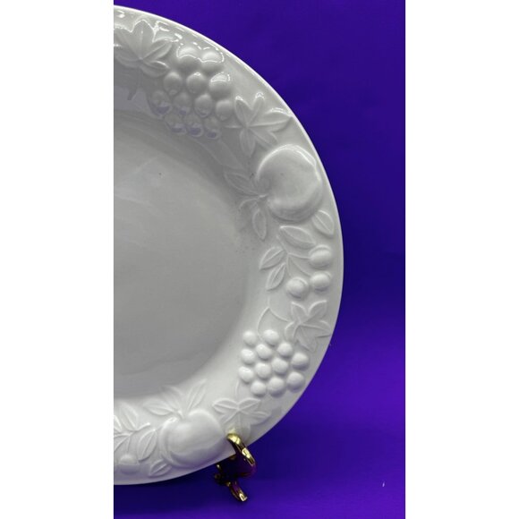 Vtg Gibson China White Embossed Raised Fruit Chop Plate/Serving Platter 12" Dia. - Picture 2 of 8